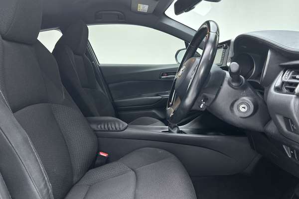 2017 Toyota C-HR NGX10R thumb-12