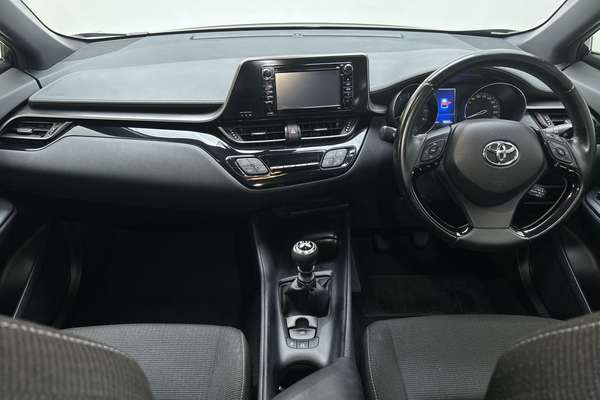 2017 Toyota C-HR NGX10R thumb-19