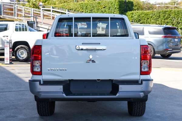 2025 Mitsubishi Triton GLX MV 4X4 thumb-6