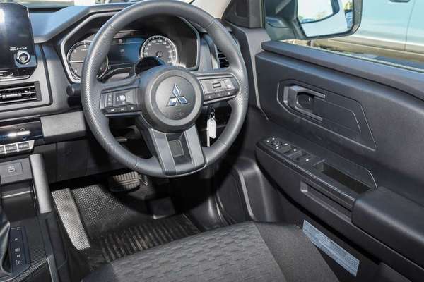 2025 Mitsubishi Triton GLX MV 4X4 thumb-17