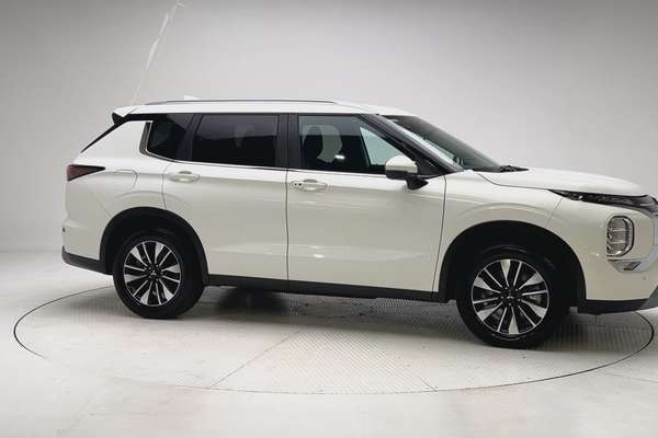 2025 Mitsubishi Outlander LS ZM thumb-3