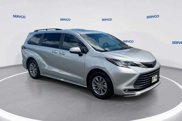 2022 Toyota SIENNA XLE