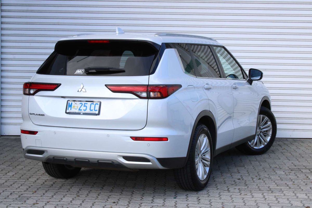 2024 Mitsubishi Outlander LS ZM