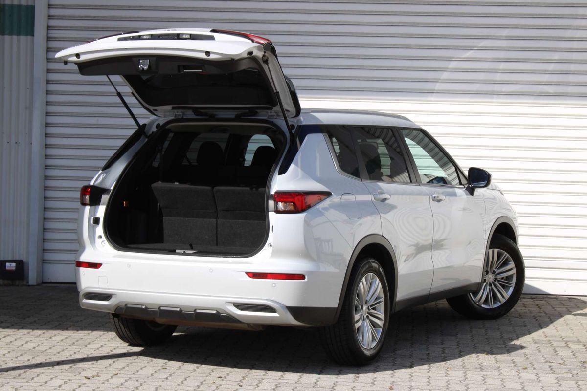 2024 Mitsubishi Outlander LS ZM