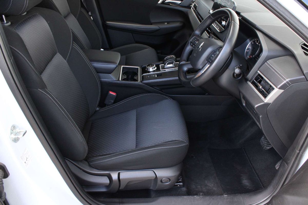 2024 Mitsubishi Outlander LS ZM