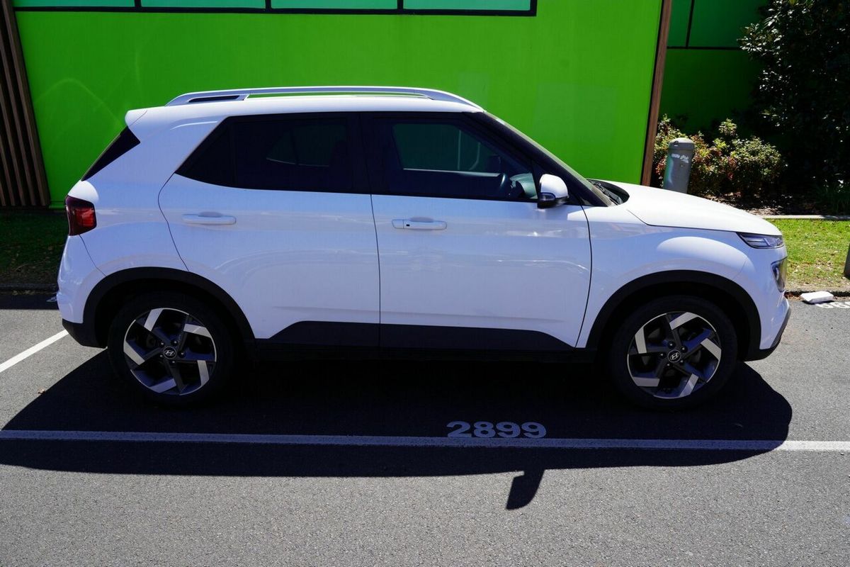 2022 Hyundai Venue Elite (denim) Two-Tone Roof QX.V4