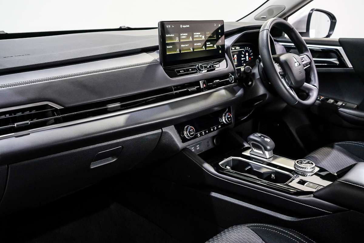 2025 Mitsubishi Outlander LS ZM