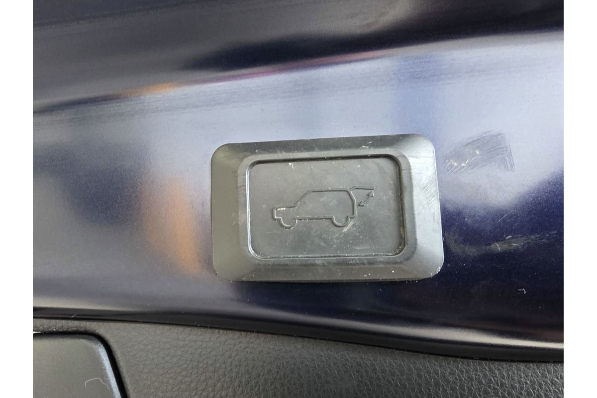 2019 Toyota RAV4 Cruiser AXAH52R image 11
