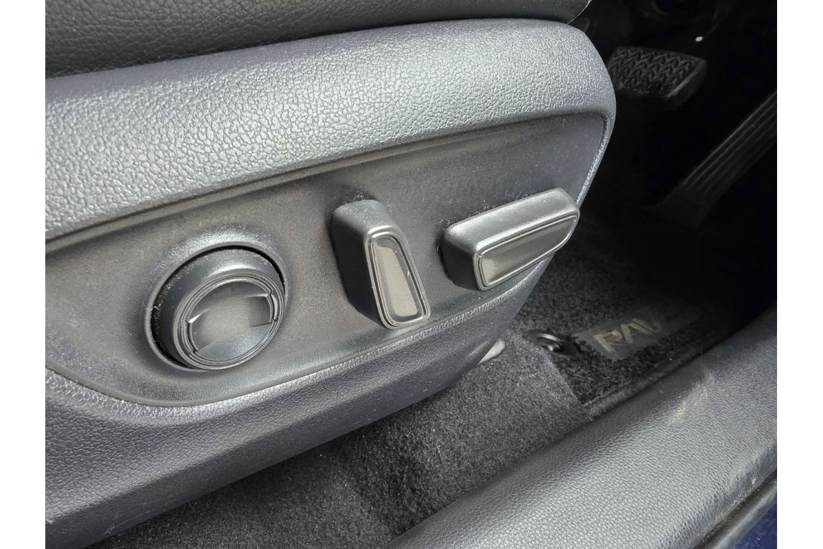 2019 Toyota RAV4 Cruiser AXAH52R image 18