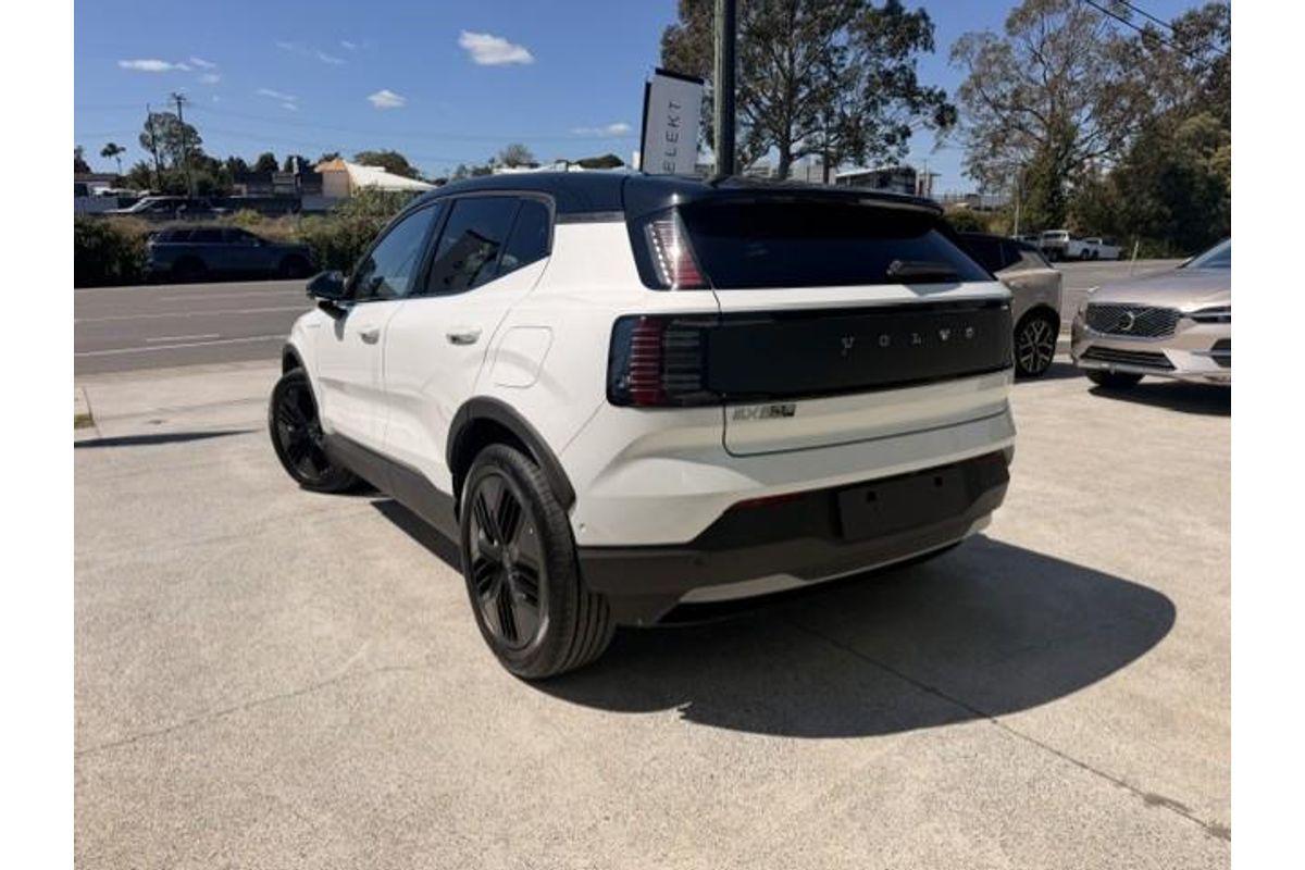 2026 Volvo EX30 Cross Country P8