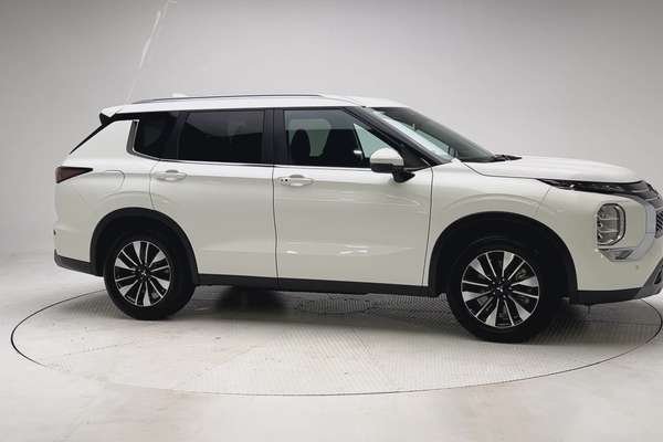 2025 Mitsubishi Outlander LS ZM thumb-3