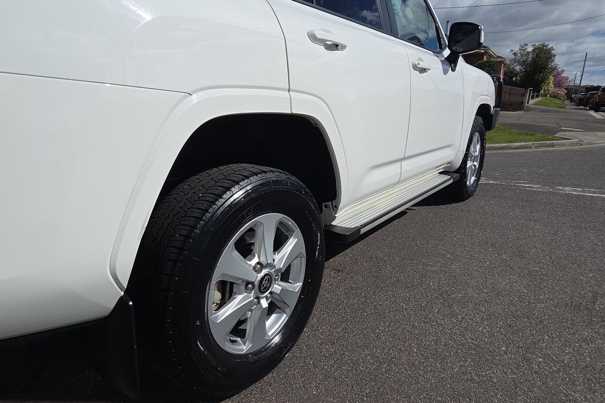 2024 Toyota Landcruiser GXL FJA300R