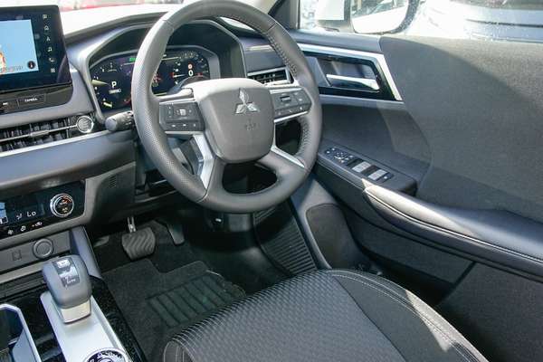 2025 Mitsubishi Outlander LS ZM thumb-18