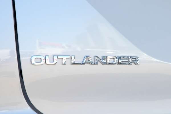 2025 Mitsubishi Outlander LS ZM thumb-20