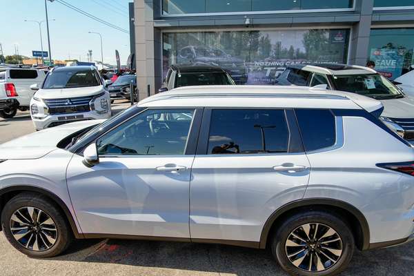 2025 Mitsubishi Outlander LS ZM thumb-4