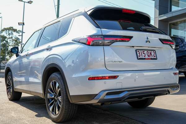 2025 Mitsubishi Outlander LS ZM thumb-5