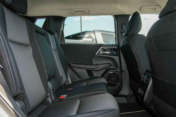 2025 Mitsubishi Outlander LS ZM thumb-8