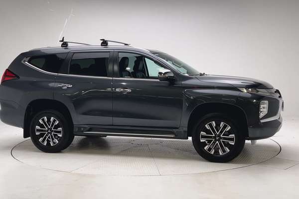 2021 Mitsubishi Pajero Sport GLS QF thumb-3