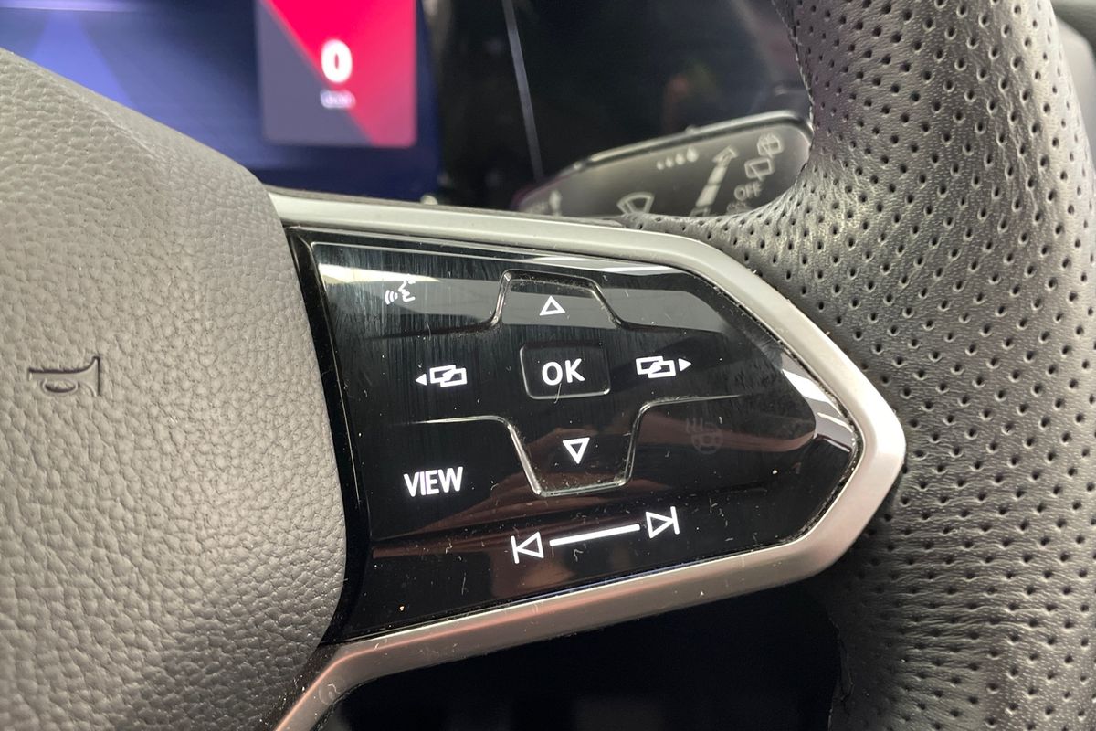 2022 Volkswagen Golf 110TSI R-Line 8