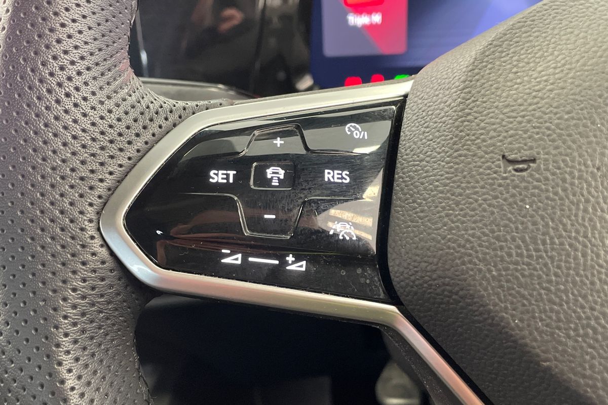 2022 Volkswagen Golf 110TSI R-Line 8