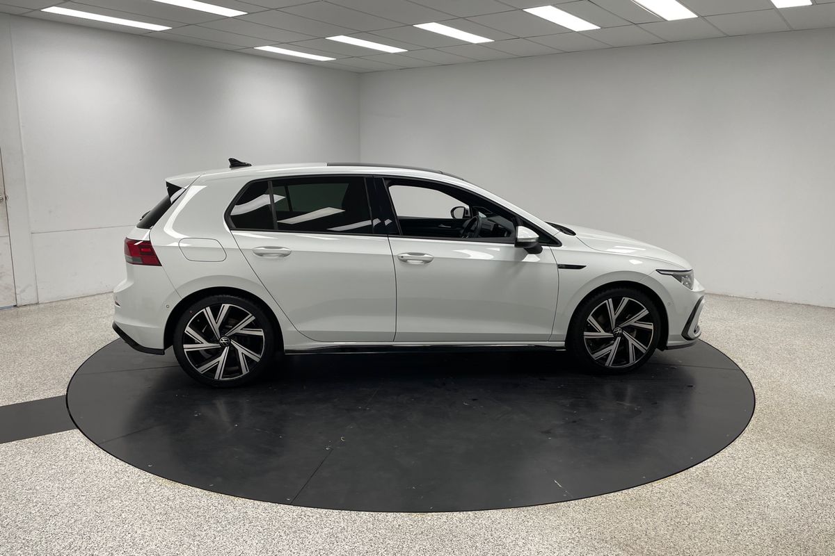 2022 Volkswagen Golf 110TSI R-Line 8