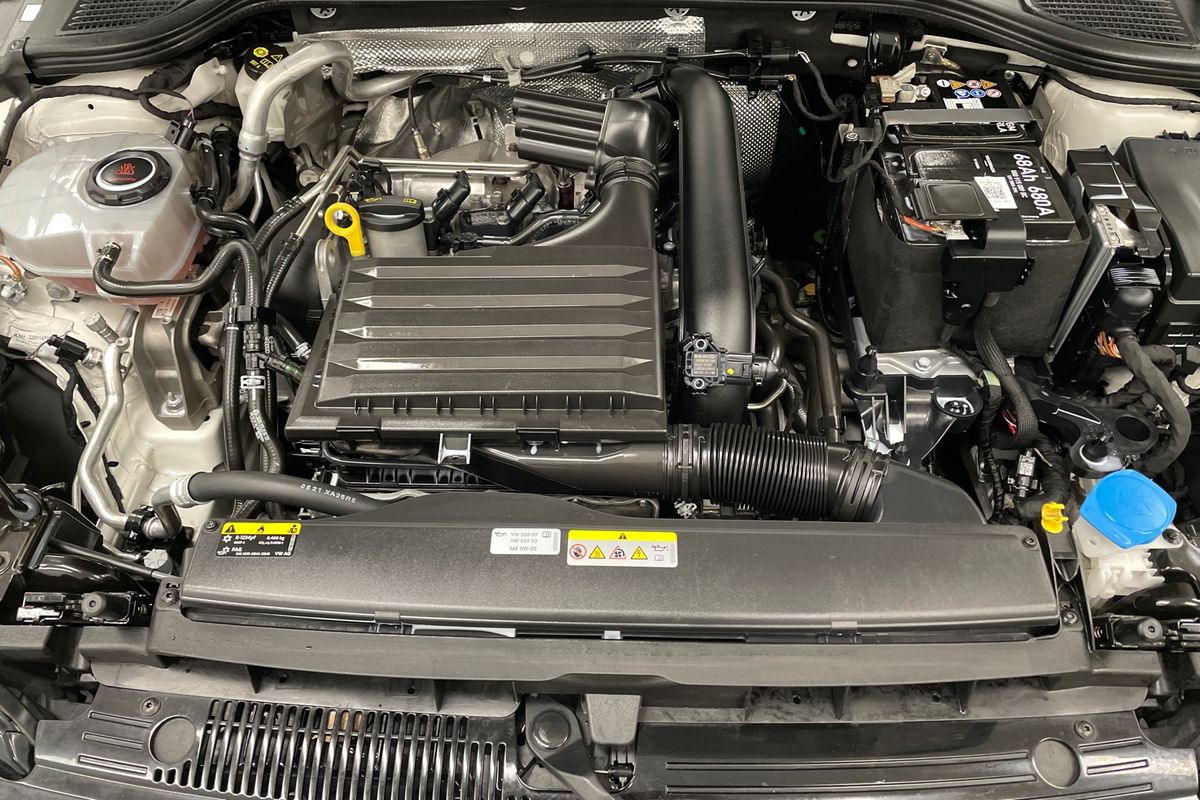 2022 Volkswagen Golf 110TSI R-Line 8