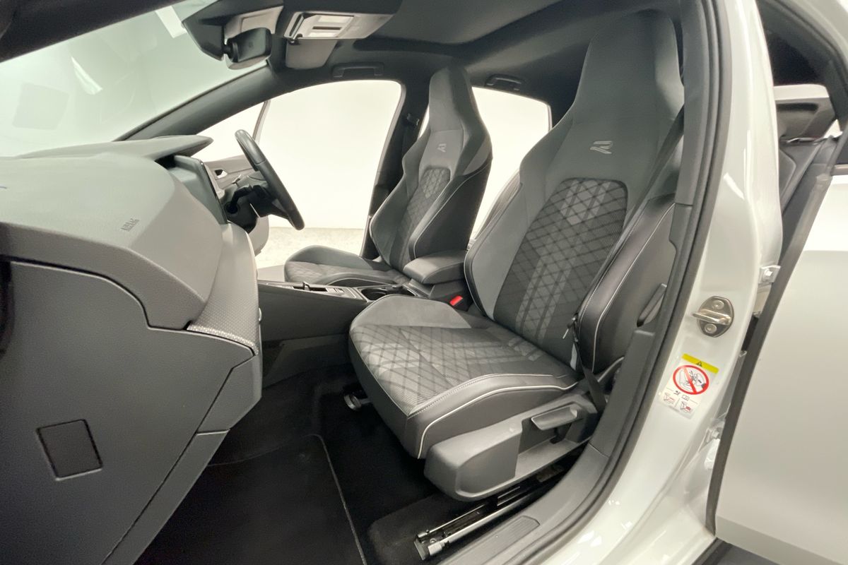 2022 Volkswagen Golf 110TSI R-Line 8