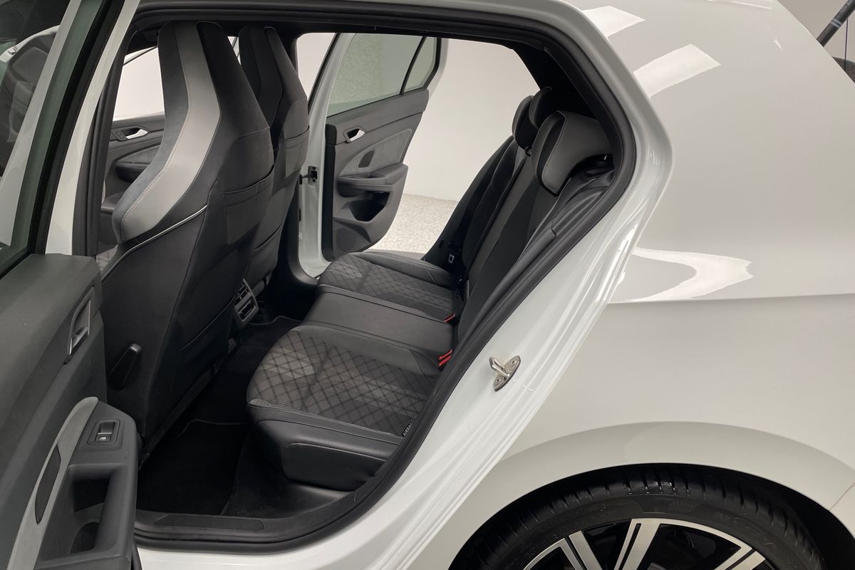 2022 Volkswagen Golf 110TSI R-Line 8
