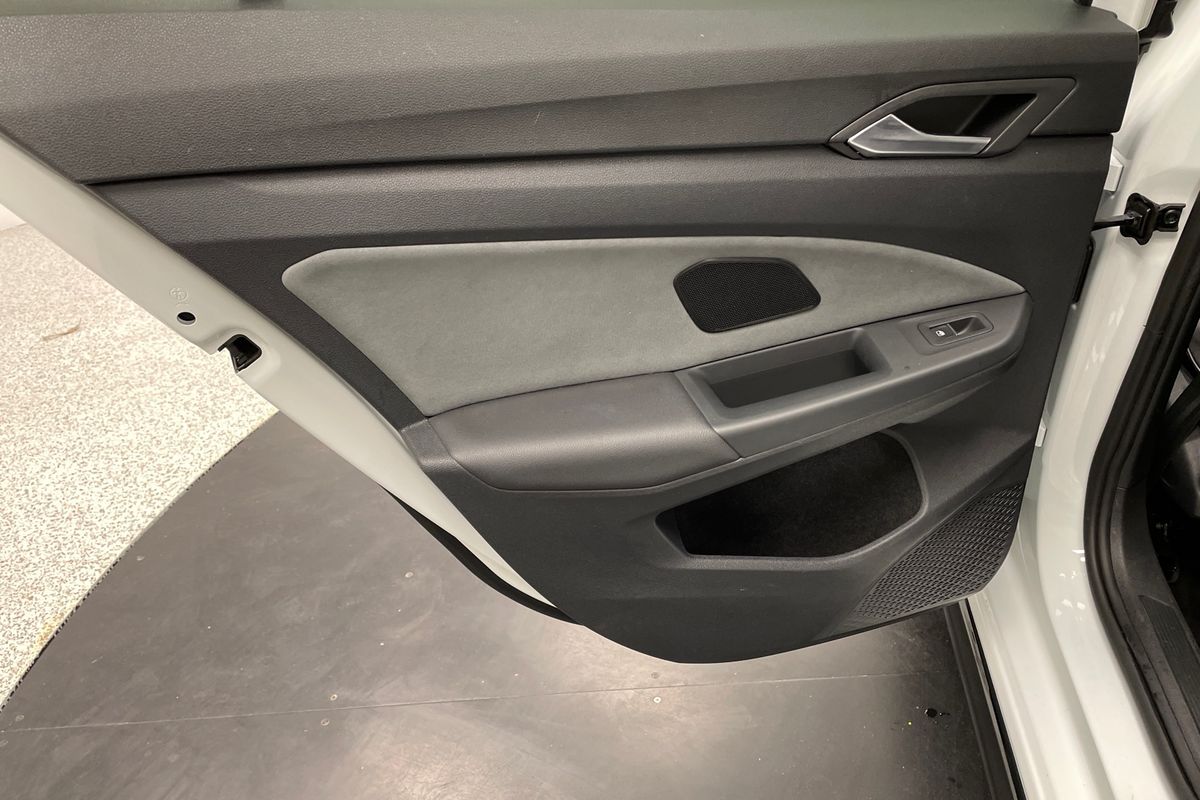 2022 Volkswagen Golf 110TSI R-Line 8