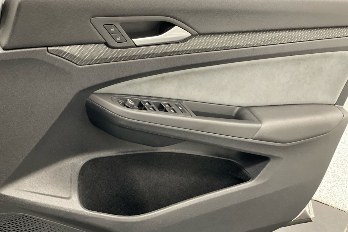2022 Volkswagen Golf 110TSI R-Line 8