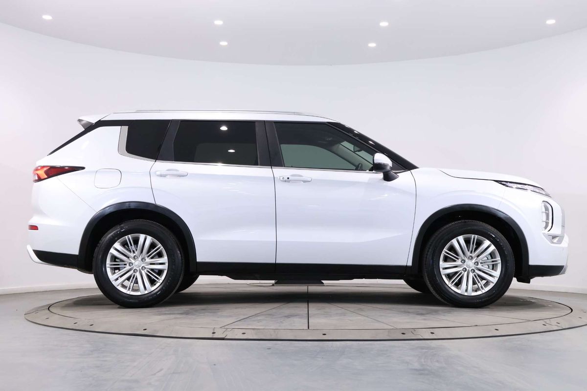 2024 Mitsubishi Outlander LS ZM
