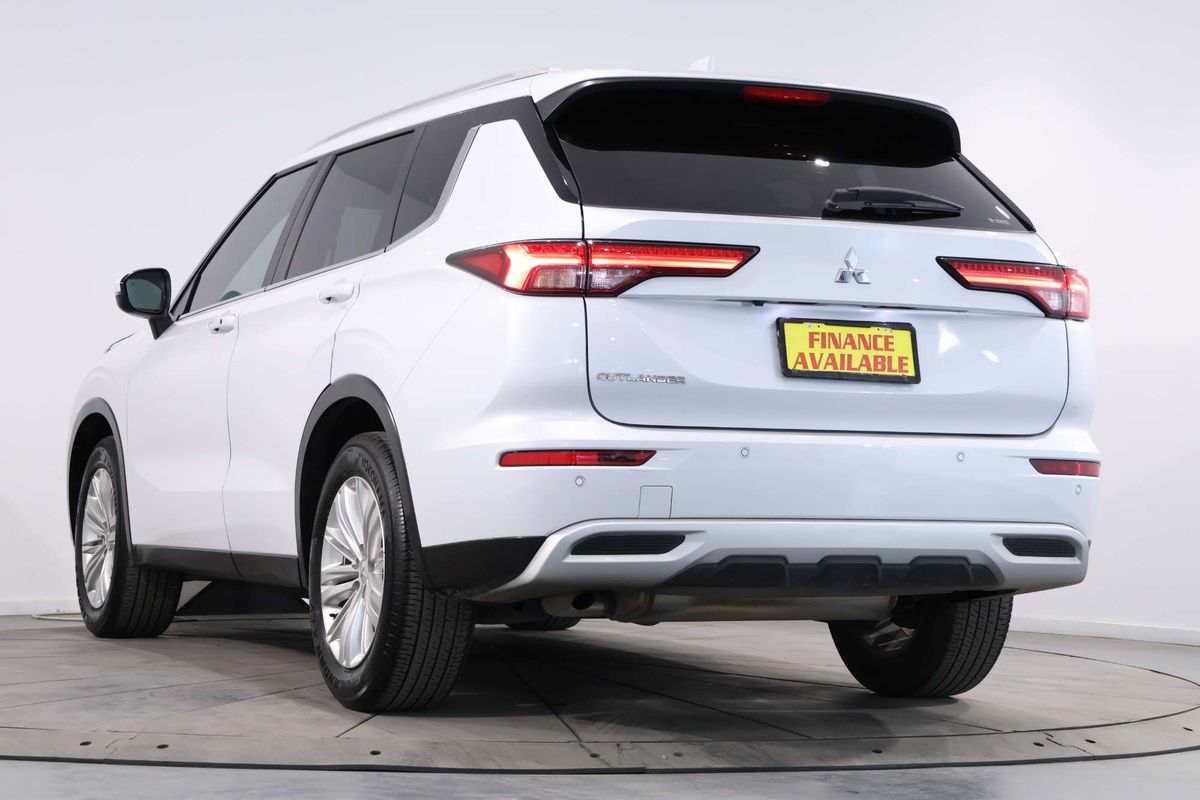 2024 Mitsubishi Outlander LS ZM