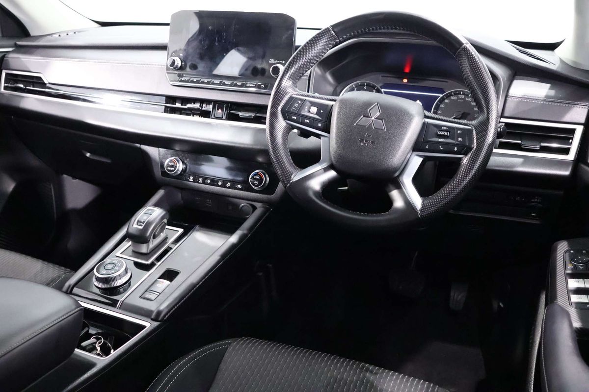 2024 Mitsubishi Outlander LS ZM