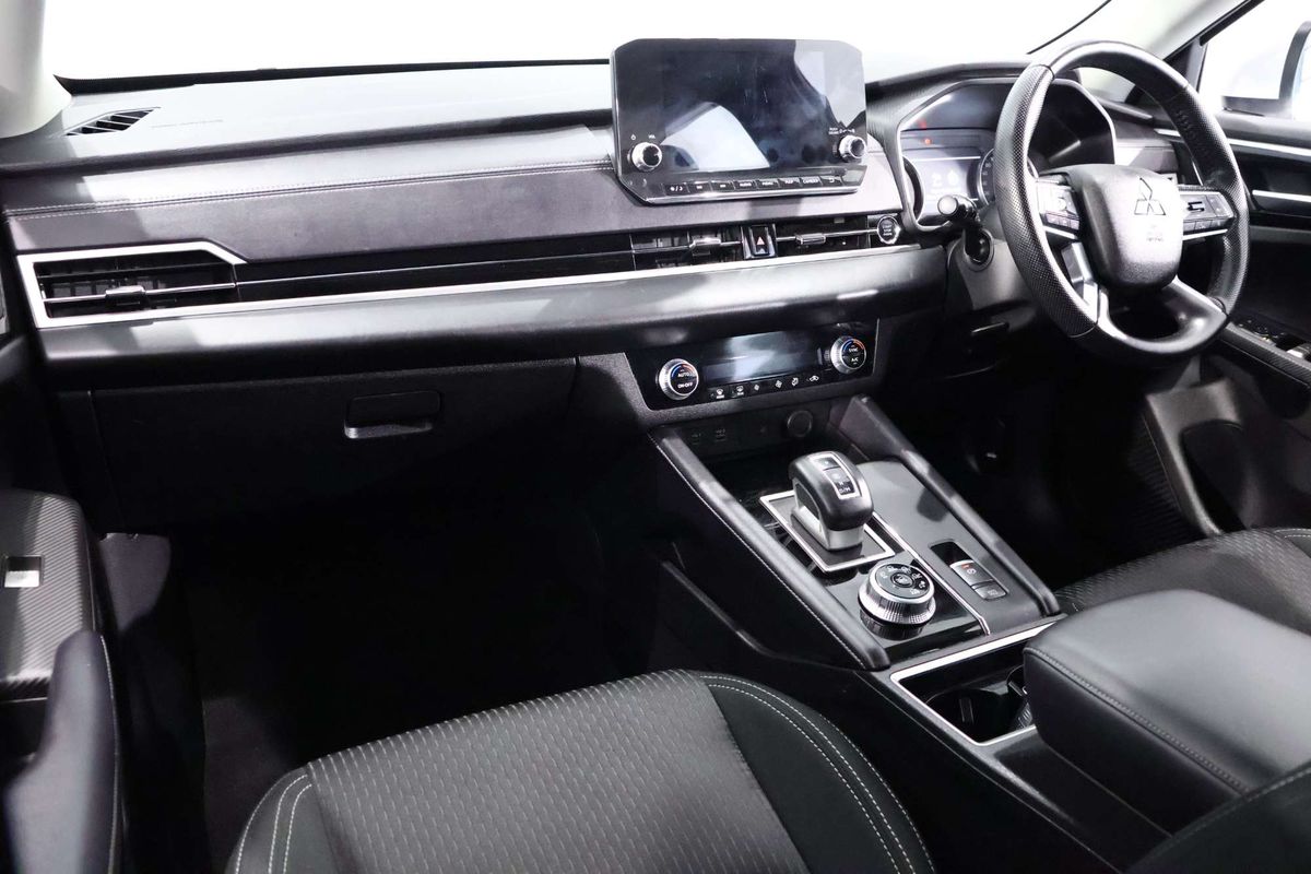 2024 Mitsubishi Outlander LS ZM
