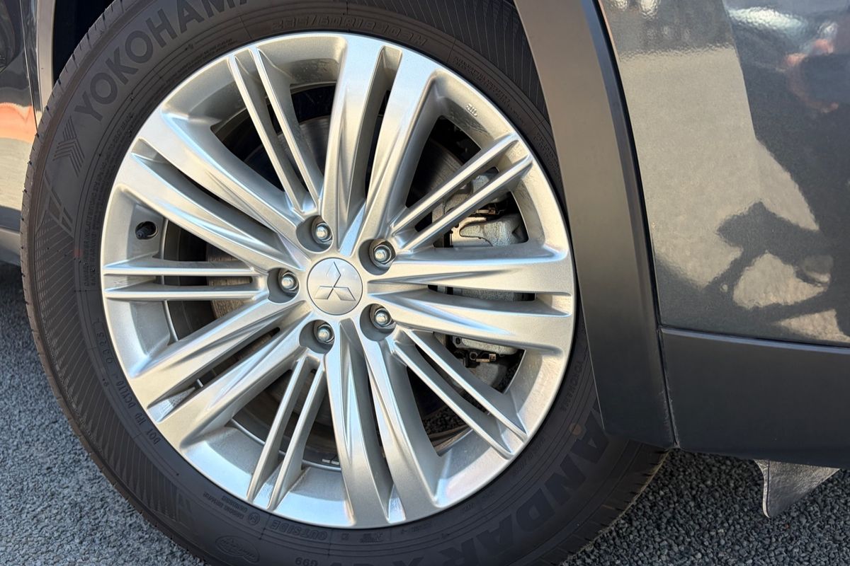 2025 Mitsubishi Outlander PHEV ES ZM