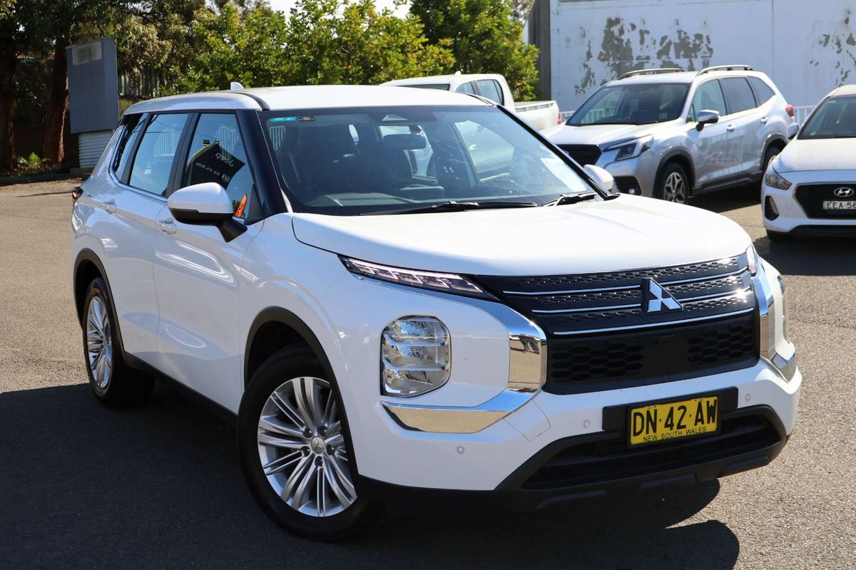 2024 Mitsubishi Outlander ES ZM