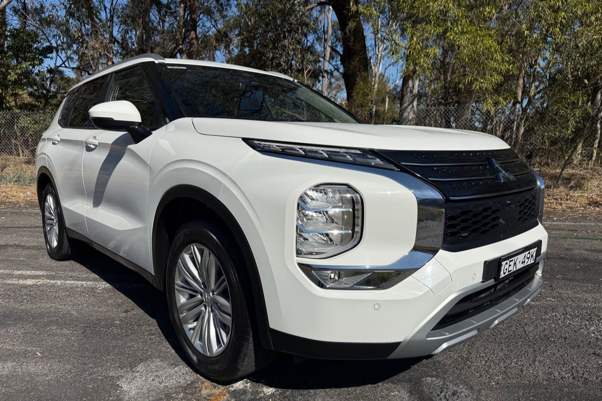2024 Mitsubishi Outlander LS ZM