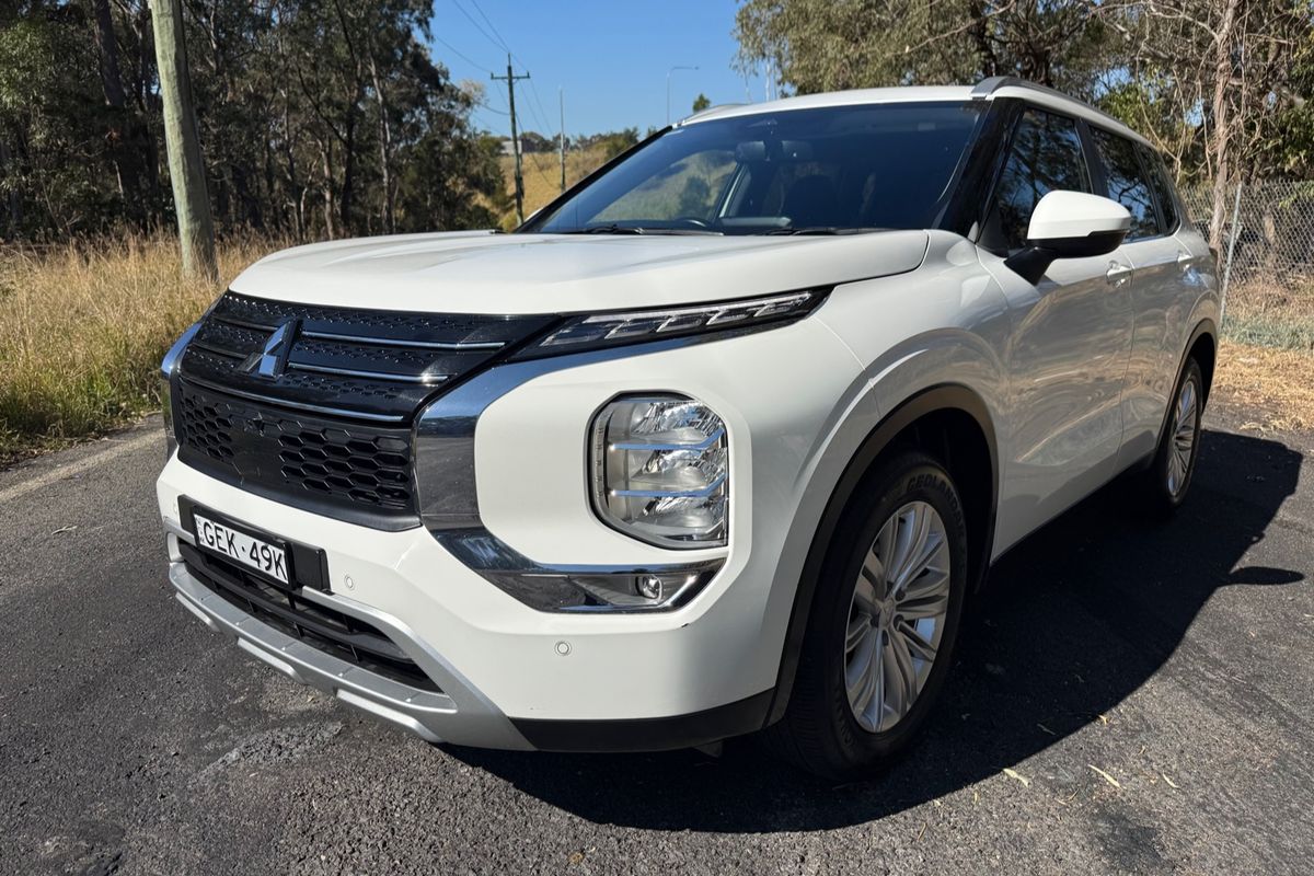 2024 Mitsubishi Outlander LS ZM