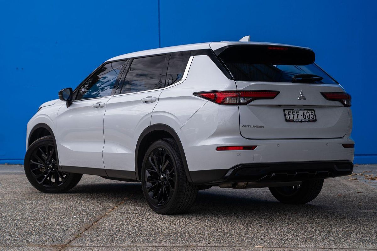 2023 Mitsubishi Outlander LS Black Edition ZM