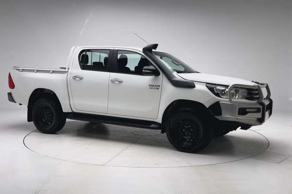 2017 Toyota Hilux SR GUN126R 4X4 thumb-3