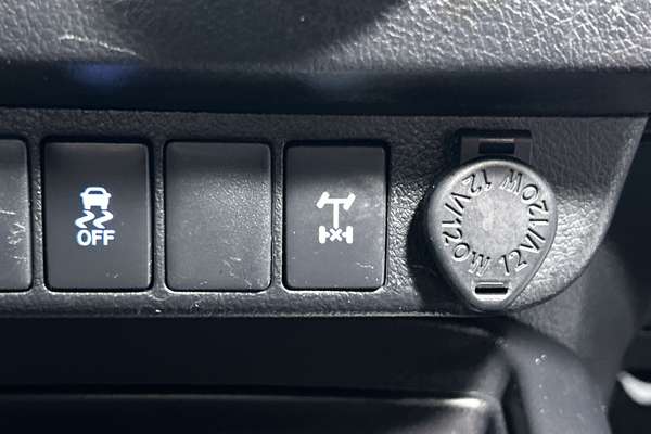 2017 Toyota Hilux SR GUN126R 4X4 thumb-16