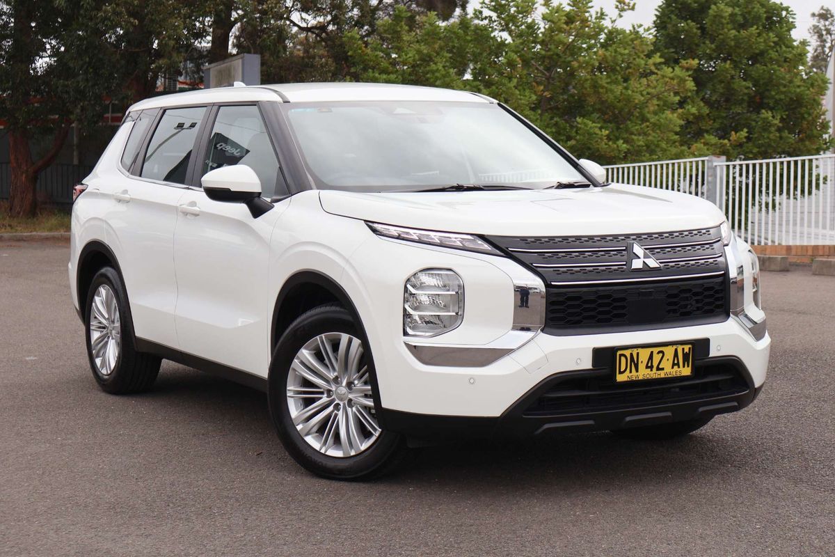 2024 Mitsubishi Outlander ES ZM