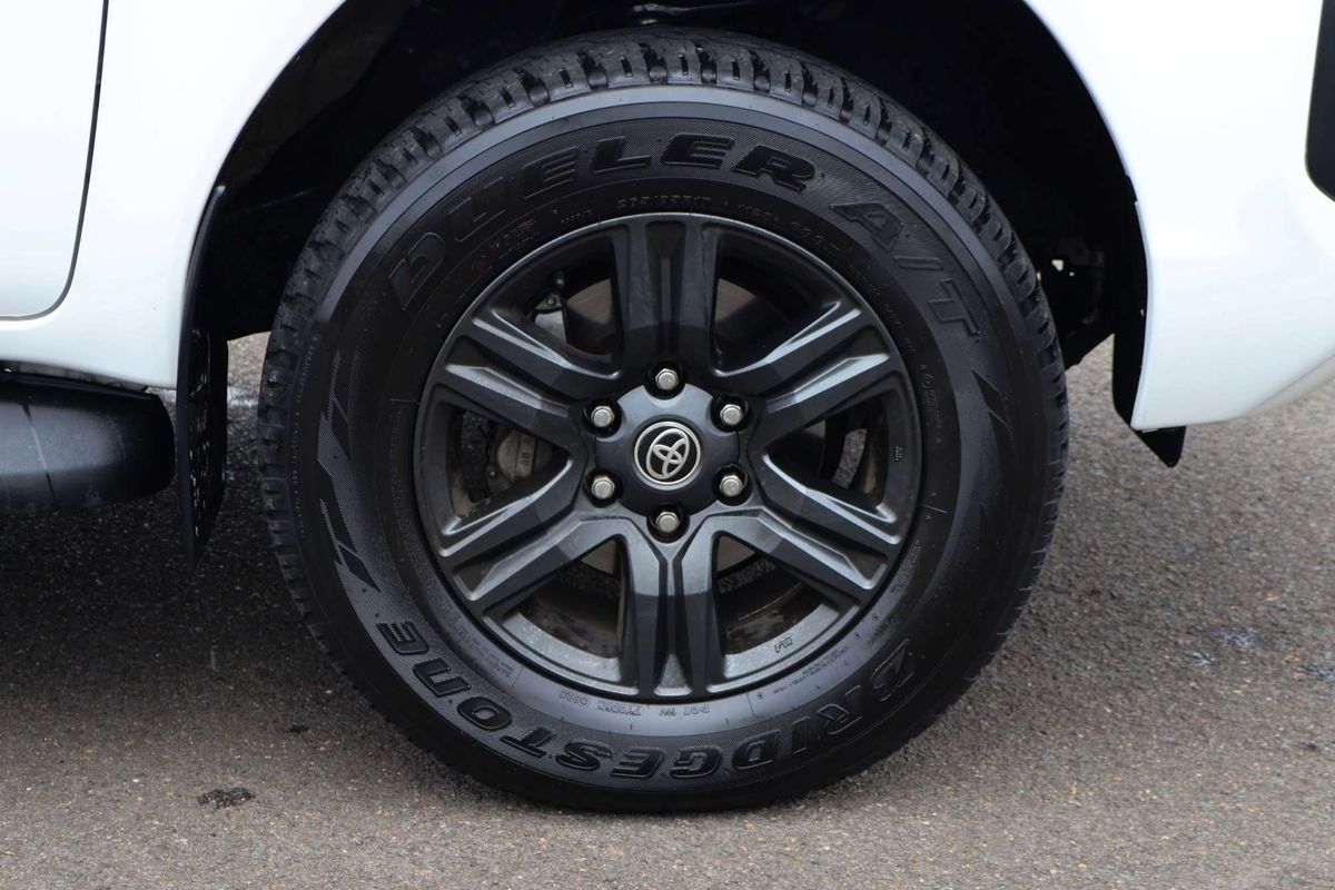 2025 Toyota Hilux SR GUN126R 4X4 image 5