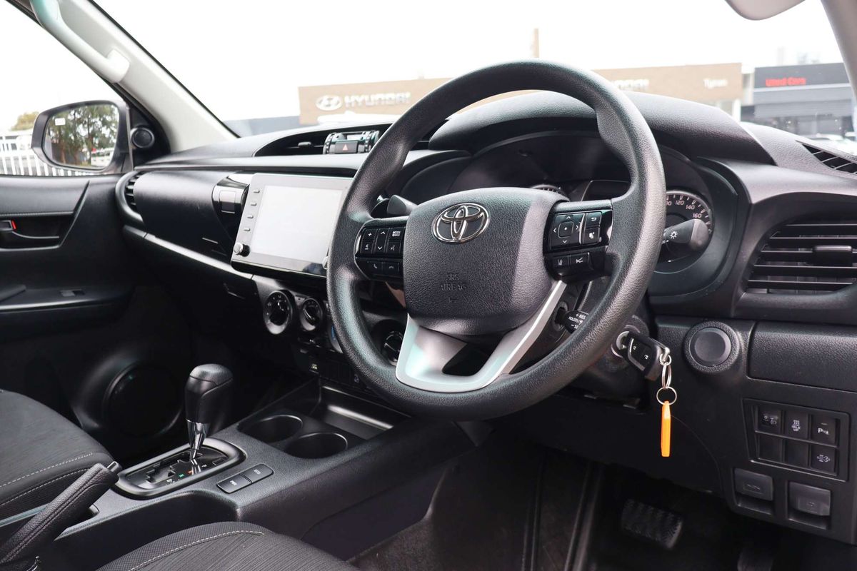 2025 Toyota Hilux SR GUN126R 4X4 image 9