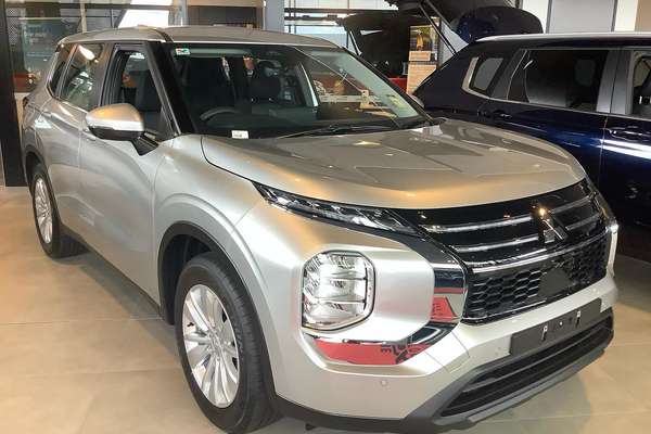 2025 Mitsubishi Outlander ES ZM