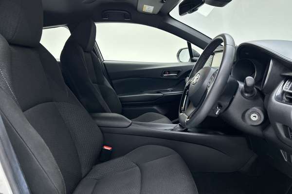 2017 Toyota C-HR NGX50R thumb-12
