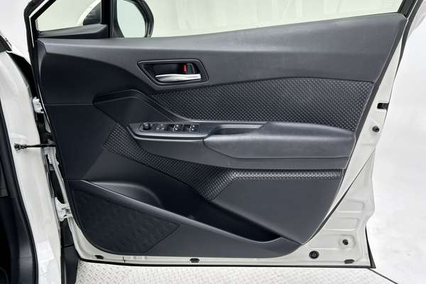 2017 Toyota C-HR NGX50R thumb-18