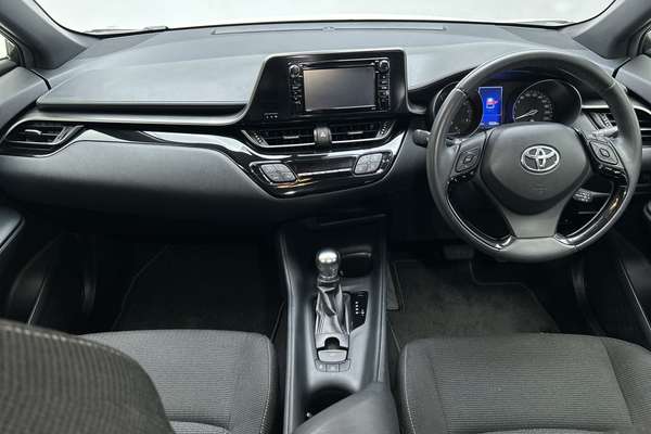 2017 Toyota C-HR NGX50R thumb-19