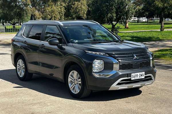2024 Mitsubishi Outlander LS ZM