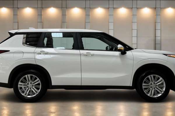 2024 Mitsubishi Outlander ES ZM